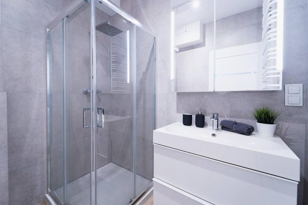 City Center - 3 Rooms - New Building - Private Parking Place - Garage Wrocław Extérieur photo